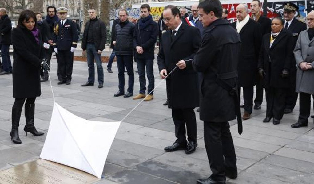 Franceses encerram neste domingo, 10, as homenagens em memória das vítimas dos atentados do ano passado com o descerramento de uma placa perto de um carvalho plantado na Praça da República, em Paris; presidente François Hollande e a prefeita de Paris, Anne Hidalgo, inauguraram placa em homenagem às vítimas; "É preciso enfrentar o terrorismo, porque estamos em guerra contra o jihadismo, mas com este espírito de união", disse Hollande
