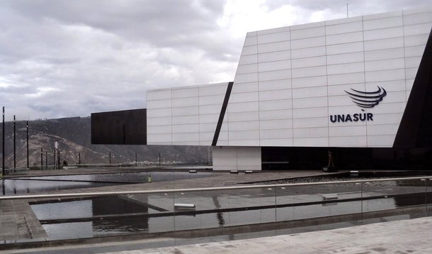 Os chanceleres de países que integram a União das Nações Sul-Americanas (Unasul) se reúnem neste sábado, em Quito, no Equador, para debater formas de ajudar o país, atingido por um terremoto no último dia 16; a presidência pro tempore da Unasul deverá ser transferida do Uruguai para a Venezuela; o encontro reuniria os chefes de estado do bloco, mas a cúpula foi cancelada devido ao terremoto no norte do Equador; a Unasul convocará a reunião dos presidentes para nova data