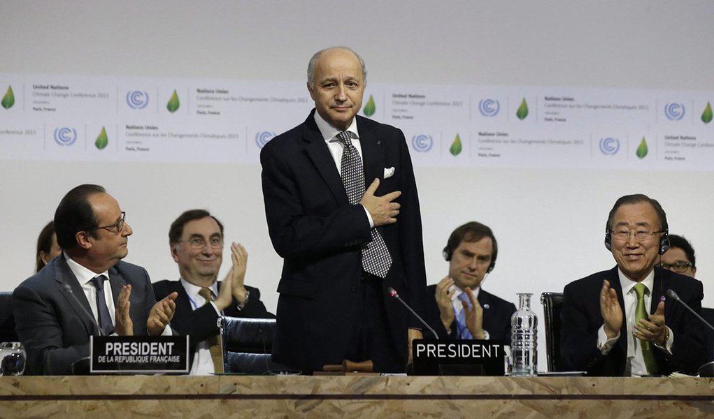 Organizações não governamentais (ONG) afirmam que o compromisso climático proposto na COP21, a conferência do clima em Paris, é uma oportunidade “histórica” que torna irreversível a transição para uma economia com menos carbono; no entanto, salientam que, a partir de agora, os governos e as empresas terão que ser pressionados.