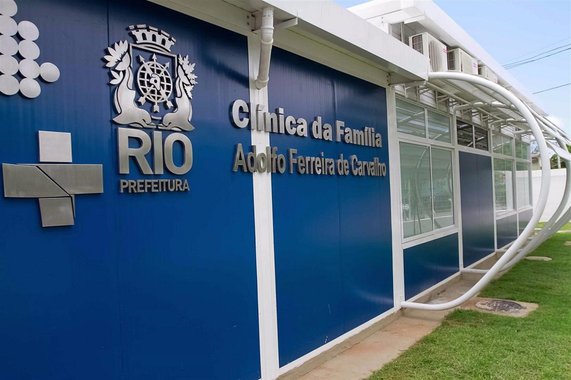 A expansão da cobertura da Atenção Primária na Saúde (APS) do Rio de Janeiro, por meio das Clínicas da Família, foi a principal causa da redução das internações em hospitais públicos da capital; segundo a Secretaria Municipal de Saúde, graças à ampliação da cobertura, que hoje chega a quase 70% da população, a proporção de internações hospitalares - causadas por doenças como hipertensão e diabetes - caiu 38,5% em comparação com 2008, quando a cobertura era de 3,5%