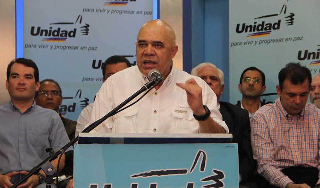 Integrantes da oposição venezuelana pediram ao presidente Nicolás Maduro para parar de dar desculpas pela derrota dos seus candidatos nas eleições legislativas e, em vez disso, cuide da falta de alimentos e liberte políticos presos; "Pedimos que o governo pare de chorar e comece a trabalhar", disse o líder da coalizão Unidade Democrática,Jesús Torrealba; "Estamos apenas a algumas semanas de um problema muito sério em termos de comida", completou