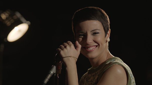 "Abrindo com a música Como Nossos Pais, já na primeira cena a biografia filmada de Elis Regina estabelece um diálogo com o Brasil de hoje", escreve Paulo Moreira Leite. "Num momento da história brasileira em que intelectuais e artistas tem sido chamados a denunciar iniciativas contra a democracia conquistada a duras penas, o  filme mostra o esforço da maior cantora brasileira para assumir suas responsabilidades num país submetido a ditadura militar"