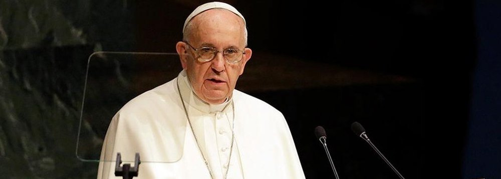O papa Francisco disse neste sábado que a fome no mundo alcançou "dimensões de verdadeiro escândalo" e destacou que este fato não só acontece nos países pobres, mas também e cada vez mais nas sociedades ricas; "A fome alcançou dimensões de um verdadeiro escândalo que ameaça a vida e a dignidade de muitas pessoas, homens, mulheres, crianças e velhos", disse o líder da Igreja Católica em encontro com participantes de uma conferência promovida pelo Banco Alimentar em comemoração aos 25 anos da organização