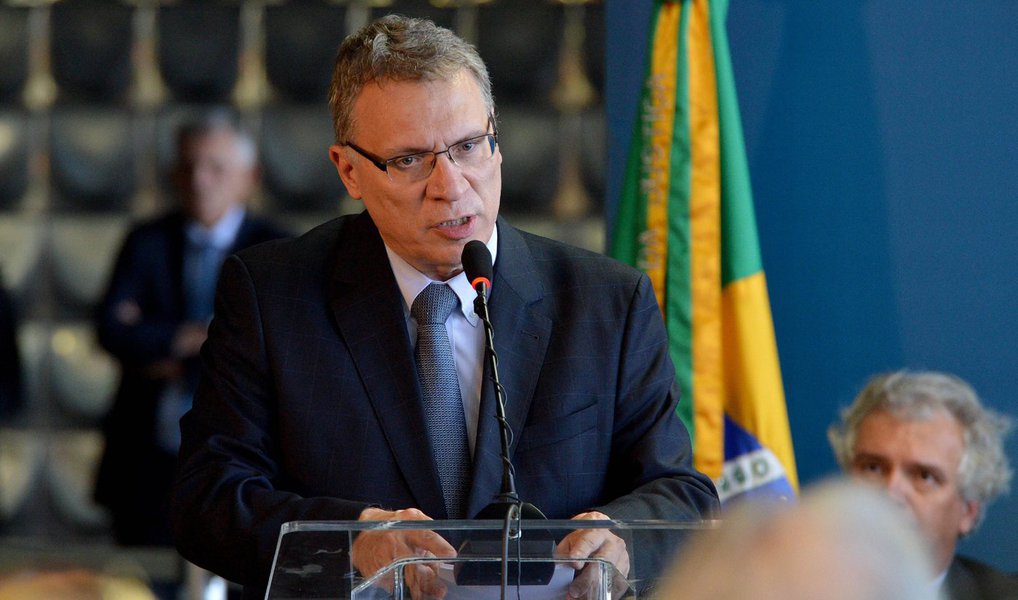 O novo ministro da Justiça Eugenio Aragão afirma, em entrevista ao Brasilianas, da TV Brasil, que irá ao ar na nesta segunda (4), as 23h, que o país padece da estreiteza da visão penal, simplificadora, deletéria de que todos os problemas do país se resolvem meramente condenando os corruptos; O Brasil padece de uma corrupção sistêmica, diz ele, e não se resolve isso apenas no campo penal; "Tem que se avançar na reforma política, em regras de transparência", defende; ele também diz que um dos grandes problemas institucionais, em sua opinião, é o processo que atravessa o MPF