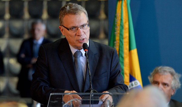 O novo ministro da Justiça Eugenio Aragão afirma, em entrevista ao Brasilianas, da TV Brasil, que irá ao ar na nesta segunda (4), as 23h, que o país padece da estreiteza da visão penal, simplificadora, deletéria de que todos os problemas do país se resolvem meramente condenando os corruptos; O Brasil padece de uma corrupção sistêmica, diz ele, e não se resolve isso apenas no campo penal; "Tem que se avançar na reforma política, em regras de transparência", defende; ele também diz que um dos grandes problemas institucionais, em sua opinião, é o processo que atravessa o MPF
