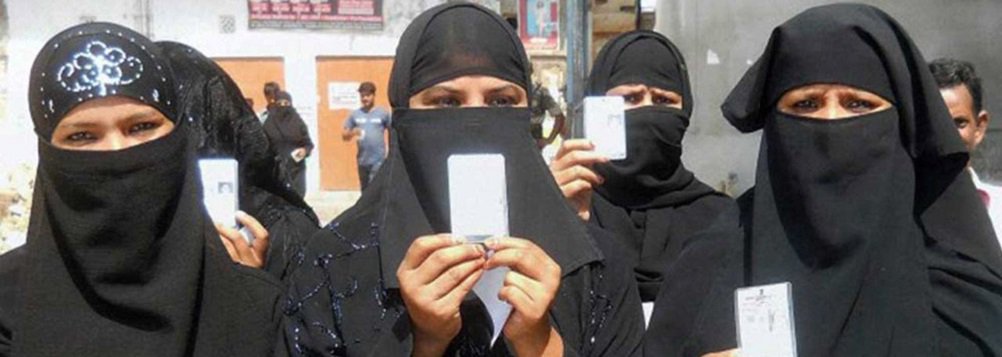 Uma saudita foi eleita na região de Meca (Oeste) nas primeiras eleições abertas a mulheres, candidatas e eleitoras, da Arábia Saudita, anunciou neste domingo (13) a Comissão Eleitoral; Salma bint Hizab al-Oteibi conquistou um assento em Madrakah, localidade da região sagrada de Meca, indicou o presidente da Comissão Eleitoral, Osama Al Bar, ao anunciar os primeiros resultados das eleições municipais