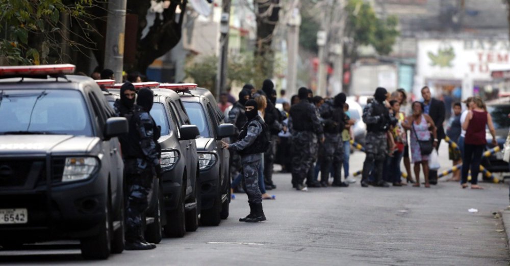 A Polícia Militar do Rio  informou, através de sua assessoria de imprensa, que se encerra neste sábado (3) a transferência dos 221 presos do Batalhão Especial Prisional (BEP) para uma unidade em Niterói; os PMs, que estavam detidos no batalhão aguardando decisão da Justiça em processos criminais, começaram a ser transferidos do presídio da corporação, na zona norte da cidade, depois que o juiz Eduardo Oberg interditou o local, onde alguns presos agrediram a juíza Daniela Assumpção, durante inspeção no presídio