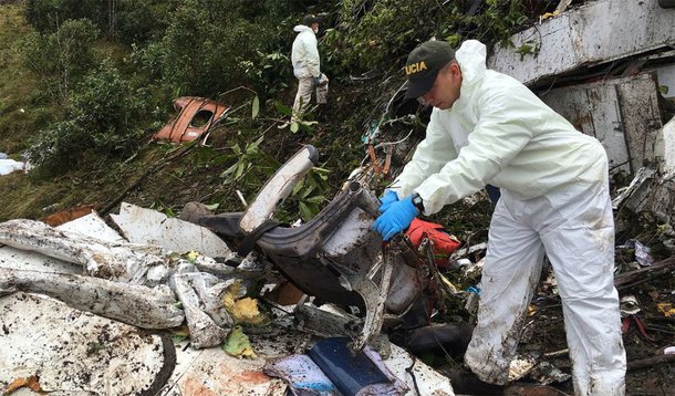 Tragédia que deixou ao menos 70 mortos, após a queda do avião da Chapecoense na Colômbia, lidera os temas mais comentados na rede social nesta terça-feira 29; jogadores do mundo todo, clubes, políticos e famosos divulgam suas mensagens de apoio aos familiares das vítimas