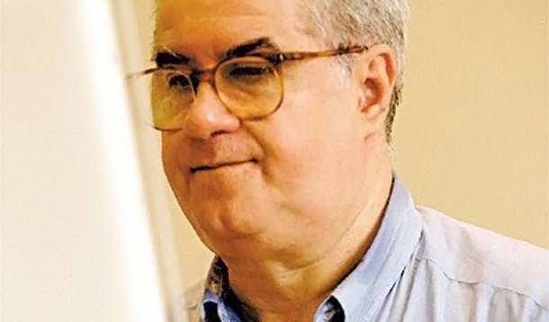 Ciente de que a presidente Dilma Rousseff tem gente disposta a ir para a rua defendê-la, o que dificultaria um processo de impeachment, o colunista Elio Gaspari saiu com uma proposta inusitada; "Talvez seja o caso de se pensar numa nova excentricidade: Dilma e Temer saem da frente e, de acordo com a Constituição, realizam-se novas eleições no ano que vem. Se eles quiserem, podem se candidatar", disse ele