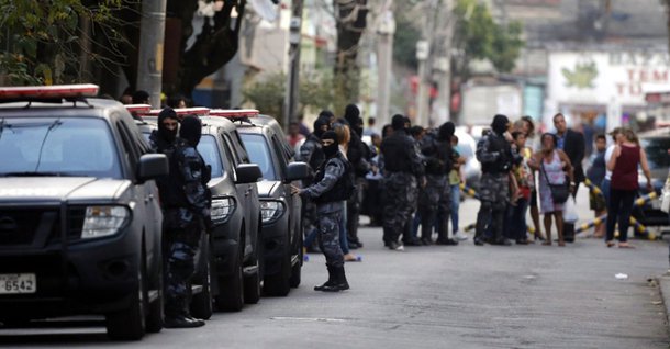 A Polícia Militar do Rio  informou, através de sua assessoria de imprensa, que se encerra neste sábado (3) a transferência dos 221 presos do Batalhão Especial Prisional (BEP) para uma unidade em Niterói; os PMs, que estavam detidos no batalhão aguardando decisão da Justiça em processos criminais, começaram a ser transferidos do presídio da corporação, na zona norte da cidade, depois que o juiz Eduardo Oberg interditou o local, onde alguns presos agrediram a juíza Daniela Assumpção, durante inspeção no presídio