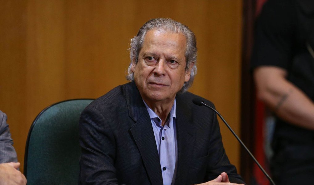 O desembargador federal João Pedro Gebran Neto, do Tribunal Regional Federal da 4ª Região, negou pedido de habeas corpus ao ex-ministro da Casa Civil José Dirceu e manteve sua prisão preventiva; magistrado entendeu que estão presentes motivos para a decretação de prisão preventiva e "indícios suficientes de autoria" dos crimes investigados; Dirceu é réu em um processo da Operação Lava Lato em que é acusado de corrupção passiva, lavagem de dinheiro