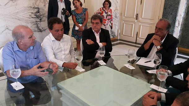 Em encontro fechado, os presidentes da Força Sindical, Miguel Torres, e do Sindicato dos Metalúrgicos do Sul Fluminense, Silvio Campos, discutiram com o governador Luiz Fernando Pezão alternativas para evitar a demissão de 3 mil operários da CSN, que tem uma usina, a Presidente Vargas, localizada no município de Volta Redonda, no sul do estado; Torres considerou proveitoso o encontro com o governador, que, segundo ele, mostrou-se preocupado com a situação dos trabalhadores ameaçados de dispensa e com o aumento do desemprego no país, de um modo geral; “Ele [Pezão] ligou de pronto para a empresa, pedindo a abertura de diálogo e o uso de ferramentas que não sejam as demissões"