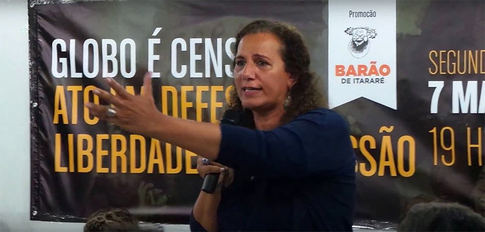 Deputada federal Jandira Feghali (PT-RJ) condenou a "armação sequenciada" por parte da grande mídia para perpetuar o seu plano de poder e contra o ex-presidente Lula; segundo ela, que participou de ato contra a Globo no Sindicato dos Jornalistas de São Paulo, o governo errou em não enfrentar o monopólio das comunicações e agora é necessário reagir à altura, indo às ruas para demonstrar que uma imprensa livre e a mobilização popular são capazes de enfrentar o "cerco" em torno de Lula e do governo da presidente Dilma Rousseff