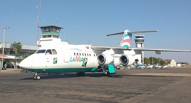 O diretor geral da companhia aérea LaMia, Gustavo Vargas Gamboa, foi detido na Bolívia, juntamente com dois funcionários da empresa, e foi levado à procuradoria de Santa Cruz, segundo informou nesta terça-feira a imprensa local; A aeronave da companhia caiu na Colômbia, na terça-feira passada, há 50 quilómetros de Medelín. A bordo do avião estavam 77 pessoas — 10 membros da tripulação e 68 passageiros, incluindo os jogadores e membros da equipe do Chapecoense
