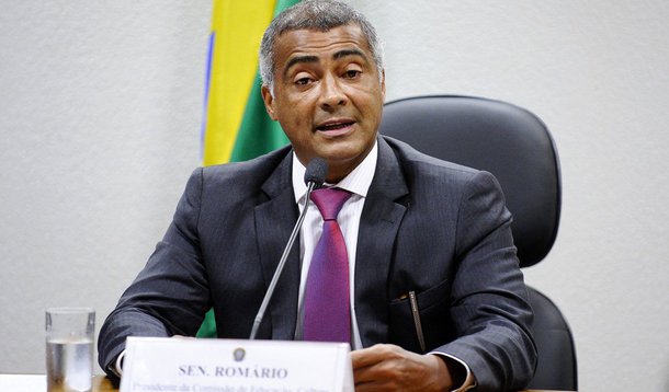 Segundo o colunista Ancelmo Gois, desde 2004, a dona do imóvel onde funcionou o Café do Gol, a boate de Romário, na Barra, tenta, na Justiça, receber o valor do IPTU do lugar, que não foi pago no período do aluguel; a dívida já passou dos R$ 9 milhões e a ação está em fase de execução, mas a turma encontra dificuldades em achar bens em nome do senador