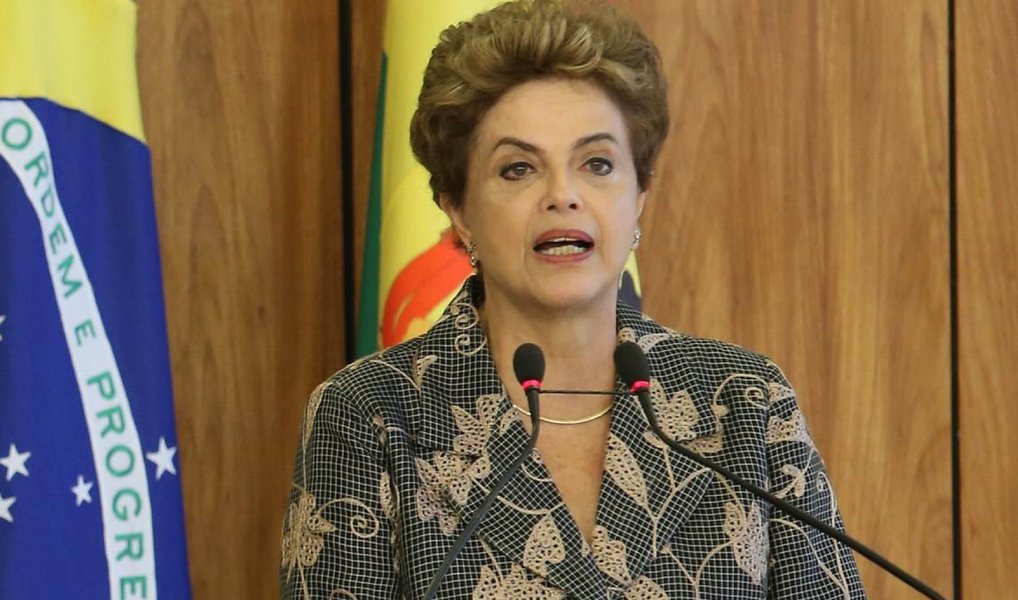 Presidente Dilma Rousseff, que embarcou nesta sexta-feira (5) para passar o fim de semana em Porto Alegre, decidiu voltar a Brasília no domingo (7) à noite e vai permanecer na capital durante o Carnaval para tratar do contingenciamento de recursos (que deve chegar a R$ 50 bilhões) com a equipe econômica e acompanhar a situação do surto de Zika vírus no país