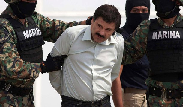 México extraditou para os Estados Unidos Joaquín "El Chapo" Guzmán, um dos chefes do narcotráfico local, na véspera da posse de Donald Trump na Presidência dos EUA, encerrando décadas de uma carreira criminosa que incluiu fugas de prisões; El Chapo era um dos chefes do narcotráfico mais procurados do mundo até ser capturado há um ano; extradição foi tanto um último presente ao presidente dos EUA, Barack Obama, quanto uma sinalização para Trump, que frequentemente tem insultado o México e ameaçado acabar com o Tratado de Livre Comércio da América do Norte (Nafta)