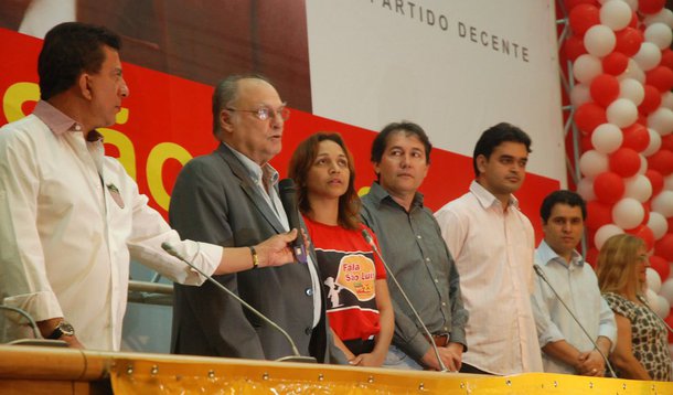 É o que informa o Blog Marrpá; o presidente nacional do PPS, deputado federal Roberto Freire, tem confidenciado aos mais próximos que foi traído pela deputada federal Eliziane Gama (Rede); segundo uma importante liderança do PPS-MA, ele teria reclamado que deu todas as condições para Gama se projetar em Brasília, oferecendo espaço nas principais comissões da Câmara Federal, tempo partidário e a indicação do nome dela para a CPI da Petrobras; em troca, a pré-candidata à Prefeitura de São Luís pagou com traição; deixou o PPS para se filiar à midiática legenda criada pela ex-senadora Marina Silva
