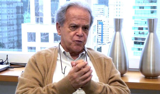 Luiz Carlos Mendonça de Barros, ex-presidente do BNDES e presidente da Foton Caminhões, afirma que o real desvalorizado traz um ganho de competitividade para a indústria imenso; ele afirma que o ‘novo câmbio’ permitiria à fábrica brasileira vender na América Latina um caminhão de 10 toneladas por quase o mesmo preço com que o veículo sai da Foton chinesa