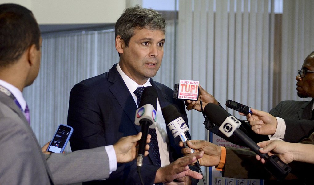 Senador Lindbergh Farias (PT-RJ) criticou a proposta de colocar em pauta o PLS 131/2015, do senador José Serra (PSDB-SP), que acaba com o percentual mínimo de 30% da Petrobras na exploração do pré-sal; de acordo com o parlamentar, alterar o lei no momento em que a cotação do barril de petróleo caiu à casa dos US$ 30 é uma "loucura"; "A gente tira a Petrobras e leiloa para as multinacionais a US$ 30, isso a 'doação', é preço de 'banana'", disse