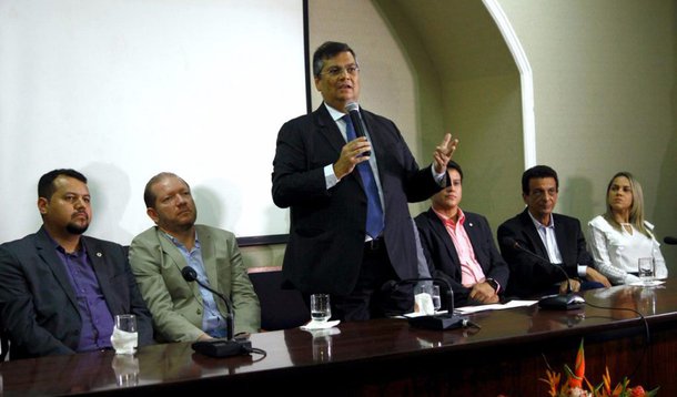 O governador do Maranhão, Flávio Dino, assinou ordens de serviço para a construção de sete Núcleos de Educação Integral, que contemplarão os municípios de Santa Inês, Vargem Grande, Codó, Viana, Açailândia, Zé Doca e Santa Luzia; com investimento de R$ 5,5 milhões em cada unidade, a construção destes núcleos beneficiará aproximadamente 25 mil estudantes da Rede Pública Estadual e das redes municipais; as obras custarão R$ 40 milhões