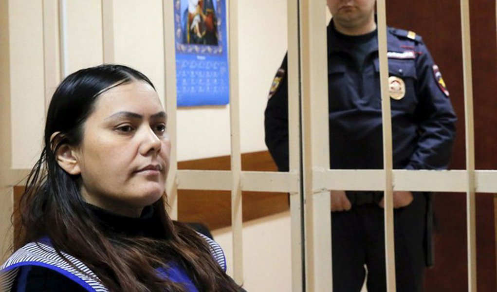 A polícia russa teve que conter e atirar ao chão Gulchekhra Bobokulova, na segunda-feira; a mulher de 38 anos, divorciada e mãe de três filhos e natural do Uzbequistão, ex-Estado soviético de maioria muçulmana, foi flagrada perambulando por uma rua da capital russa segurando a cabeça decepada da criança no alto e gritando slogans islâmicos