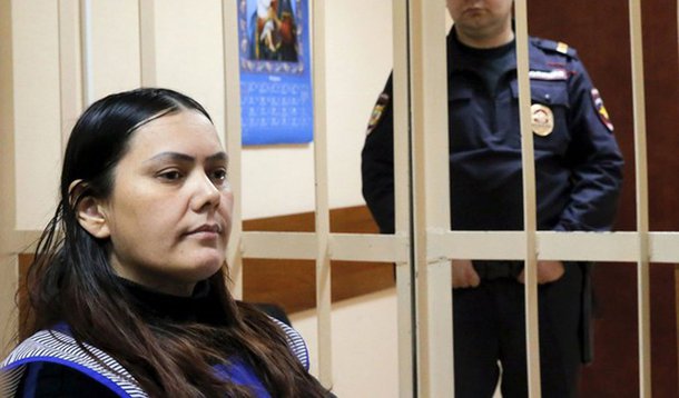 A polícia russa teve que conter e atirar ao chão Gulchekhra Bobokulova, na segunda-feira; a mulher de 38 anos, divorciada e mãe de três filhos e natural do Uzbequistão, ex-Estado soviético de maioria muçulmana, foi flagrada perambulando por uma rua da capital russa segurando a cabeça decepada da criança no alto e gritando slogans islâmicos