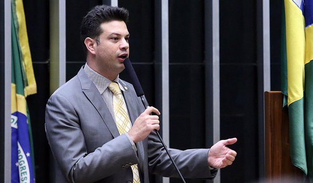 Líder do PMDB na Câmara, Leonardo Picciani se diz contra a convocação de novas eleições para resolver a crise política: “Ela tem um obstáculo quase insuperável: não há previsão legal que permita a convocação de uma nova eleição, extemporânea, para a Presidência da República”; segundo ele, proposta cheira a golpe: “Poderia ter eleição no caso de cassação da chapa ou uma vacância absoluta por qualquer razão. Mas não por decisão política”