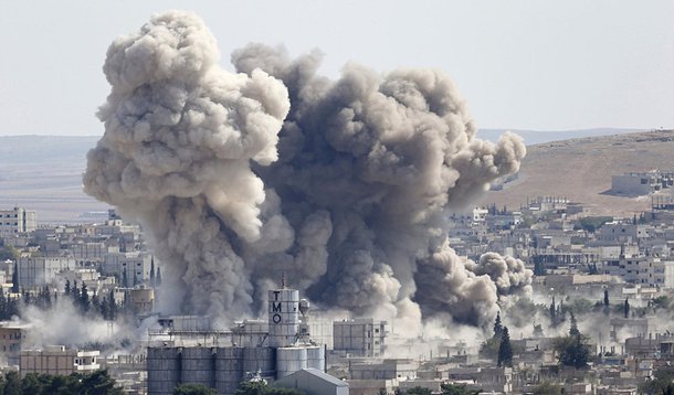 Pelo menos 60 pessoas foram mortas e 110 ficaram feridas neste domingo em explosões com um carro-bomba e dois homens-bomba suicidas no distrito de Sayeda Zeinab na capital síria Damasco, onde está localizado o mais sagrado santuário xiita; os fundamentalistas sunitas do Estado Islâmico assumiram a responsabilidade pelos ataques, de acordo com a Amaq, uma agência de notícias que apoia o grupo; ela disse que duas operações "atingiram reduto mais importante de milícias xiitas em Damasco"