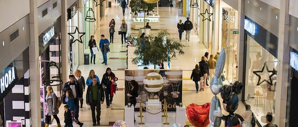 O excesso de feriados ao longo deste ano poderá levar o comércio varejista do município do Rio de Janeiro a perder R$ 7,5 bilhões em 2017; estimativa é do Clube de Diretores Lojistas do Rio de Janeiro (CDLRio); ao longo do ano, serão nove feriados nacionais, três estaduais, dois municipais e dois pontos facultativos – Cinzas e Corpus Cristi – que, na avaliação da CDLRio, implicarão em mais 12 dias úteis, com possibilidade de prolongamento – o chamado 'enforcamento'