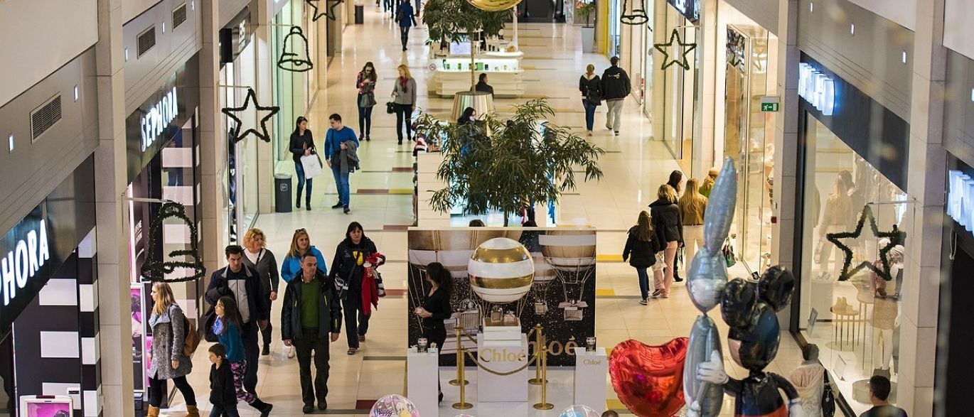 O excesso de feriados ao longo deste ano poderá levar o comércio varejista do município do Rio de Janeiro a perder R$ 7,5 bilhões em 2017; estimativa é do Clube de Diretores Lojistas do Rio de Janeiro (CDLRio); ao longo do ano, serão nove feriados nacionais, três estaduais, dois municipais e dois pontos facultativos – Cinzas e Corpus Cristi – que, na avaliação da CDLRio, implicarão em mais 12 dias úteis, com possibilidade de prolongamento – o chamado 'enforcamento'