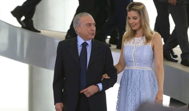 Segundo a coluna Radar On-Line, do jornalista Mauricio Lima, os posicionamentos de Marcela Temer à imprensa só são divulgados após o crivo do próprio Michel Temer; "A senhora Temer só decide no dia seguinte se aprova ou não as sugestões de respostas elaboradas pelos assessores. À noite, sempre que pode, ela ouve a opinião de Michel Temer para, só então, bater o martelo", diz 