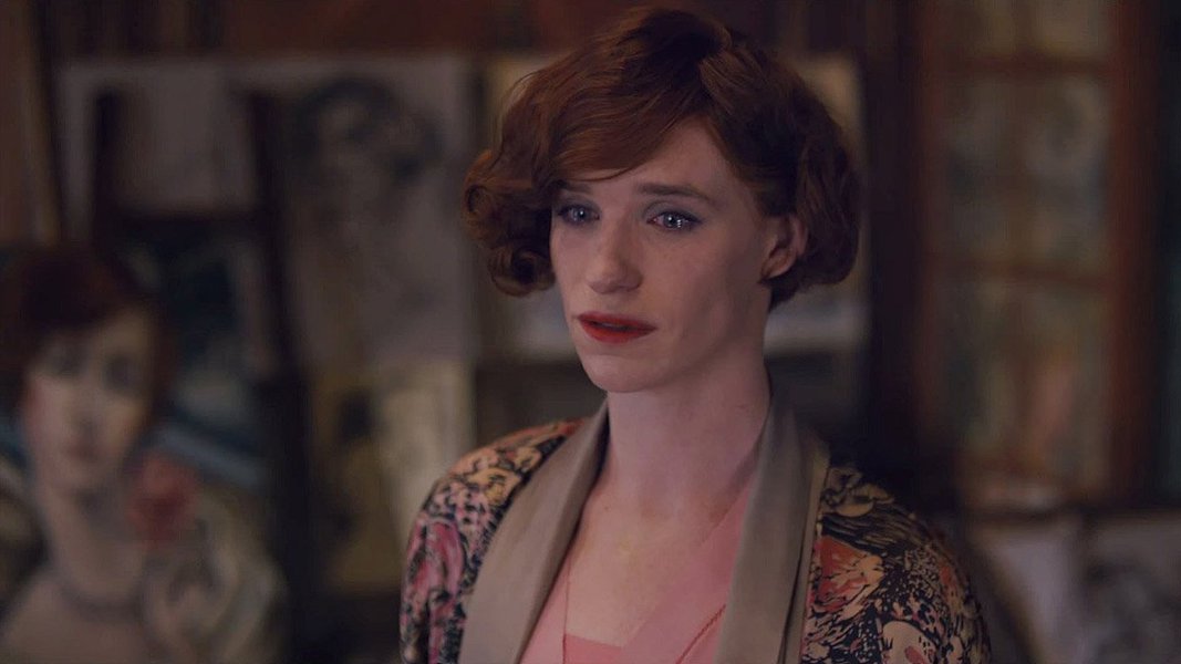 Para o site Cinegrafando, o filme A Garota Dinamarquesa (2016), que conta a história de Lili Elbe, a primeira pessoa a se submeter a uma cirurgia de mudança de sexo, "falta com verdade"; "O maior problema talvez esteja na desenvoltura de Eddie Redmayne no papel principal. O rapaz falha em levar a personagem para além do estereótipo", opina