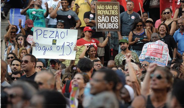 O governo do Rio pagou a quinta e última parcela do 13º salário dos servidores, com correção de 1,93%; a notícia foi dada pela Secretaria de Estado de Fazenda, que confirmou para até o próximo dia 12 de maio o pagamento dos salários de março dos 137 mil aposentados e pensionistas que ganham acima de R$ 2 mil; com a liminar concedida pelo STF, autorizando o pagamento da dívida do Rio com a União, corrigida por juros simples, e não mais por juros compostos, o caixa do estado terá economia de R$ 240 milhões por mês, disse a secretaria