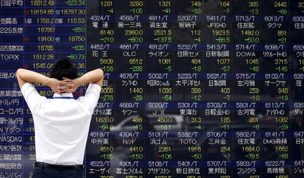 Índice Composite de Xangai caiu 0,82%, cotado em 3,205.99 pontos; o principal índice da Bolsa de Shenzhen também fechou no vermelho, ao perder 2,32%, ficando nos 10,549.16 pontos; os mercados financeiros chineses voltaram a cair, depois de fortes subidas nos últimos dois dias da semana passada, no âmbito dos esforços governamentais para combater a manipulação dos mercados
