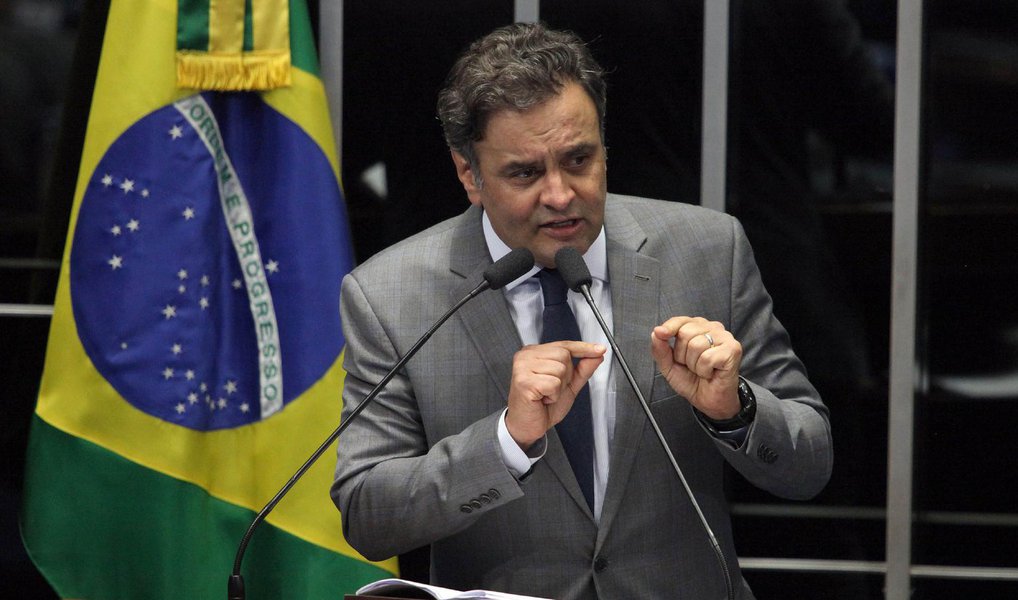 Em discurso nesta quarta (7), o senador Aécio Neves (PSDB) saiu em defesa do julgamento do TCU que analisa as contas de 2014 do governo Dilma; ele negou que o ministro Augusto Nardes tenha ligações com a oposição; o tucano defendeu ainda que o Poder Legislativo cumpra seu papel; segundo ele, os membros da oposição serão "absolutamente inflexíveis" na defesa das instituições, "porque não bastasse o descalabro econômico que mergulharam o país, a gravíssima crise social que leva empregos, eleva os índices da inflação e a taxa de juros que pune aqueles que menos têm, não bastasse toda esta crise moral e sem precedentes na qual estamos também mergulhados, o que se quer com essas últimas ações desesperadas de agentes do governo federal é desmoralizar as nossas instituições"