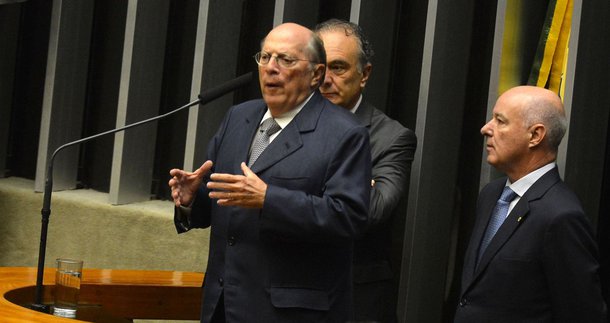 Jornalista Paulo Nogueira, do Diário do Centro do Mundo (DCM), avalia que o advogado Miguel Reale Jr., um dos autores do pedido de impeachment da presidente Dilma Rousseff, é hoje "um símbolo da insanidade golpista que caracteriza o Brasil destes dias turvos"; nesta sexta-feira, Reale Jr. defendeu o impeachment na Câmara, e chamou os parlamentares de "libertadores"; Paulo Nogueira pondera, contudo, que "este mesmo Reale, tão logo Cunha aceitou o pedido de impeachment contra Dilma, afirmou que se tratava de uma chantagem explícita"