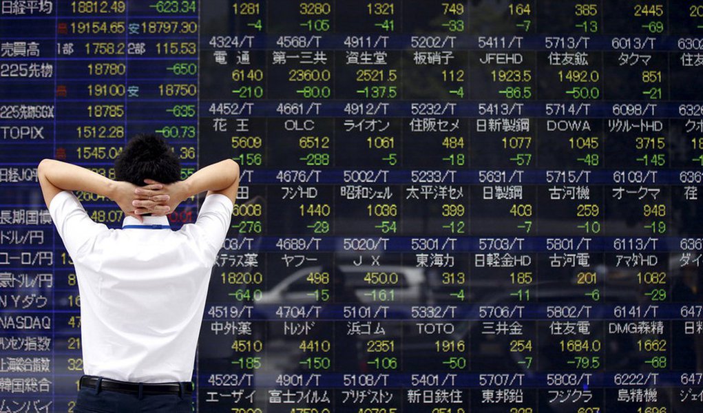 Índice Composite de Xangai caiu 0,82%, cotado em 3,205.99 pontos; o principal índice da Bolsa de Shenzhen também fechou no vermelho, ao perder 2,32%, ficando nos 10,549.16 pontos; os mercados financeiros chineses voltaram a cair, depois de fortes subidas nos últimos dois dias da semana passada, no âmbito dos esforços governamentais para combater a manipulação dos mercados