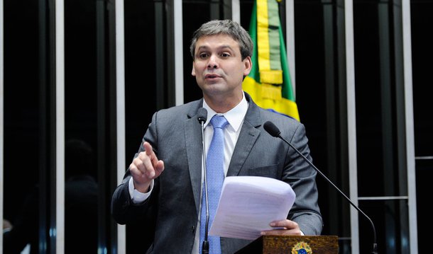 Crítico da política econômica do governo, o senador Lindbergh Farias (PT-RJ) apresentou nesta quinta-feira, 17, projeto de lei que estabelece a tributação do lucro das empresas em 15%; "O sistema tributário brasileiro é injusto ao reter 32% dos rendimentos dos 10% mais pobres da população e apenas 22% dos 10% mais ricos", afirma o senador; senador estima que sua proposta poderá gerar uma receita de R$ 60 bilhões e argumenta que não representa bitributação