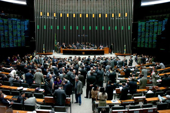 Uma semana após a conclusão do processo eleitoral municipal, os deputados retomam na terça-feira (8) as votações no plenário da Câmara, e entre as matérias a ser apreciadas estão os últimos destaques ao projeto de lei do Senado que desobriga a Petrobras de ser operadora exclusiva do pré-sal e a Medida Provisória 742/16, que flexibiliza o horário de transmissão do programa a Voz do Brasil; votação da MP deverá ocorrer antes da apreciação dos destaques do pré-sal, porque a matéria está trancando a pauta de votações