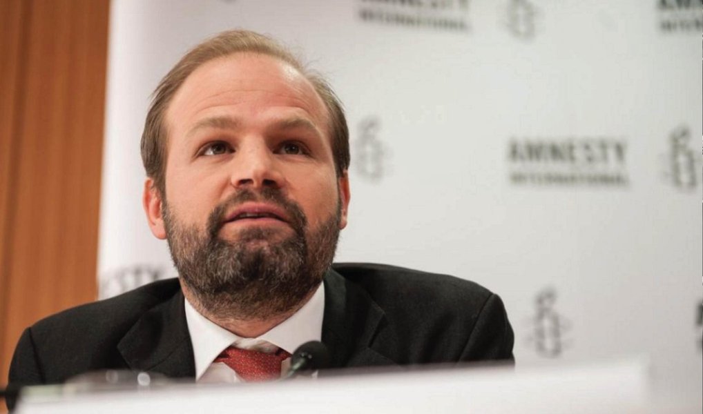 A Anistia Internacional criticou a reforma da Lei do Asilo, aprovada nesta terça-feira (26) pelo Parlamento da Dinamarca, que inclui o confisco de valores de refugiados, comparando-a a uma "traição à humanidade comum"; "O prolongamento do sofrimento de pessoas vulneráveis, que foram afastadas das suas famílias por conflitos ou perseguições, é profundamente errado", afirmou John Dalhuisen, diretor da organização de defesa dos direitos humanos para a Europa e Ásia Central