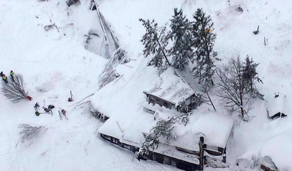 Socorristas que trabalham nos escombros do Hotel Rigopiano, em Farindola, na província de Pescara, na Itália, localizaram seis pessoas vivas no local;  grupo ainda está sob os restos da estrutura e o resgate pode demorar horas por conta das dificuldades e da quantidade de neve que invadiu o hotel