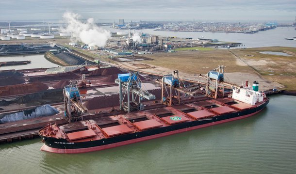Terminal Marítimo da Vale deve entrar em operações no próximo ano; expectativa é colocar no mercado internacional cerca de 90 milhões de toneladas de minério de ferro, apesar da baixa cotação do produto; "Estamos seguindo um planejamento muito maduro. Não tem nenhuma diretriz para acelerar ou atrasar", diz o diretor de Implantação de Projetos Logística Norte, Adriano Mansk; levantamento aponta que até 31 de julho as obras de expansão da retroárea do terminal já estavam 60,1% concluídas, enquanto as do novo berço de atracação estavam com 58% de conclusão; com o término das obras, o Terminal de Ponta da Madeira poderá embarcar até 230 milhões de toneladas anuais de minério 