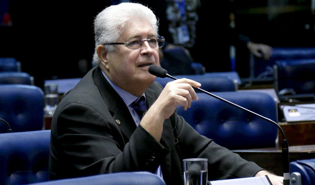 O senador Roberto Requião (PMDB-PR) está determinado em buscar o quarto mandato à frente do governo do Paraná, escreve o jornalista Esmael Morais; ele afirma, no entanto, que "se o cavalo encilhado rumo à Presidência da República passar em sua frente, com certeza, não titubeará para montá-lo"; os correligionários de Requião dizem que todos os cenários mais críveis o colocam na liderança absoluta na corrida pelo Palácio Iguaçu