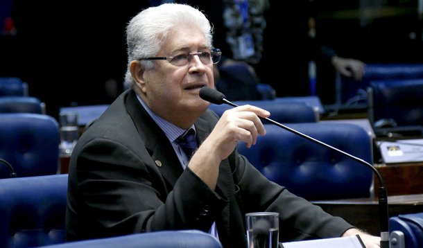 O senador Roberto Requião (PMDB-PR) está determinado em buscar o quarto mandato à frente do governo do Paraná, escreve o jornalista Esmael Morais; ele afirma, no entanto, que "se o cavalo encilhado rumo à Presidência da República passar em sua frente, com certeza, não titubeará para montá-lo"; os correligionários de Requião dizem que todos os cenários mais críveis o colocam na liderança absoluta na corrida pelo Palácio Iguaçu