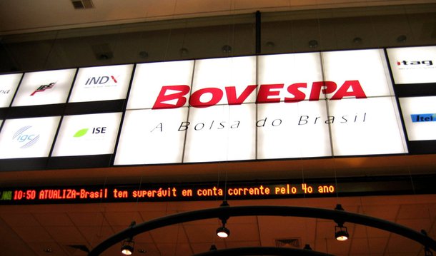 O principal índice da Bovespa fechou com alta de 3,7% nesta sexta-feira, 8, a 50.292 pontos; na máxima, o índice saltou 4%; volume financeiro somou R$ 8 bilhões, acima da média diária de abril; já o dólar fechou com a maior queda em seis meses, 2,63%, e fechou a semana cotado a R$ 3,5965 
