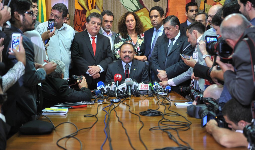 Presidente interino da Câmara, deputado afirma em coletiva de imprensa sobre sua decisão que anulou o impeachment na Casa; "Nós não estamos e nem estaremos em momento algum brincando de fazer democracia", disse, cercado por parlamentares do PT e do PCdoB (Foto: Gisele Federicce) Presidente interino da Câmara, deputado afirma em coletiva de imprensa sobre sua decisão que anulou o impeachment na Casa; "Nós não estamos e nem estaremos em momento algum brincando de fazer democracia", disse, cercado por parlamentares do PT e do PCdoB