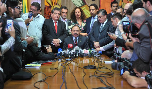 Presidente interino da Câmara, deputado afirma em coletiva de imprensa sobre sua decisão que anulou o impeachment na Casa; "Nós não estamos e nem estaremos em momento algum brincando de fazer democracia", disse, cercado por parlamentares do PT e do PCdoB