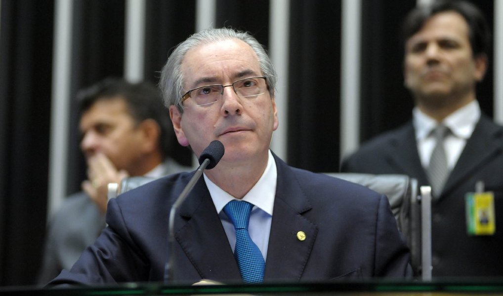 O jornalista Fernando Brito, do Tijolaço, elogia a decisão do ministro Teori Zavascki que negou o "covarde" pedido de Eduardo Cunha para que se decretasse sigilo de Justiça no inquérito sobre suas contas na Suíça; "Fez muito bem, porque a regra do processo é ser público, só se admitindo o sigilo quando isso se refere a relações íntimas entre pessoas – não vale alegar que o dinheiro era íntimo da família – ou a publicidade possa comprometer a apuração de eventual crime", afirma
 