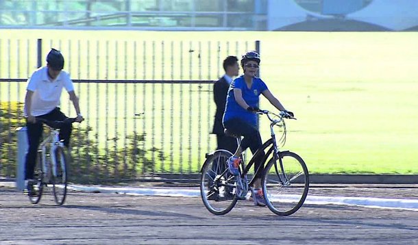 Presidente Dilma Rousseff andou de bicicleta nesta manhã nos arredores do Palácio da Alvorada, em Brasília, sua residência oficial, no dia em que a Câmara decide se dará seguimento ao processo de impeachment; Dilma deve passar o domingo no Alvorada, reunida com ministros, acompanhando a votação dos 513 deputados